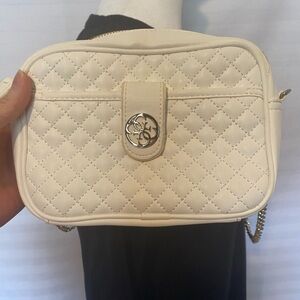 Guess White Quilted Crossbody Purse Gold Chain Old Money Mobwife Luxury Preppy